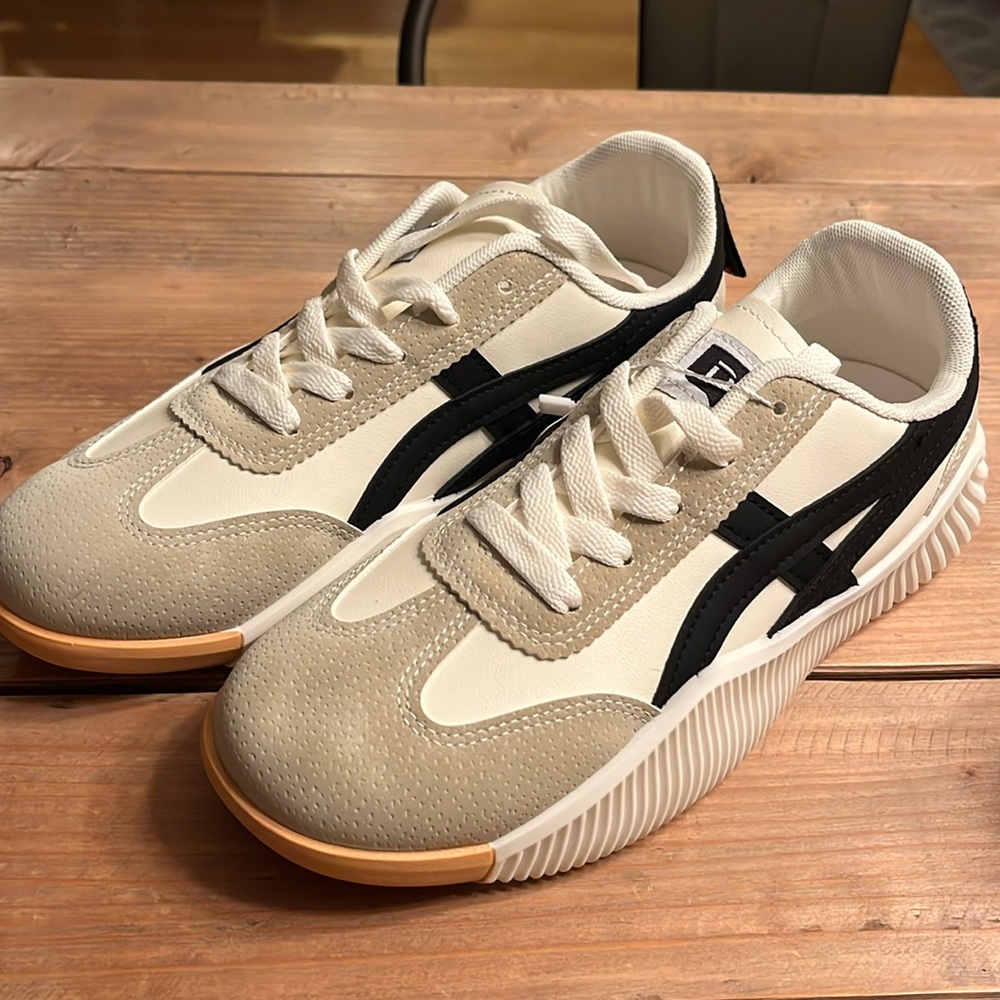 NWT De Florance Ultra Comfortable Vintage sneakers.  Size 41